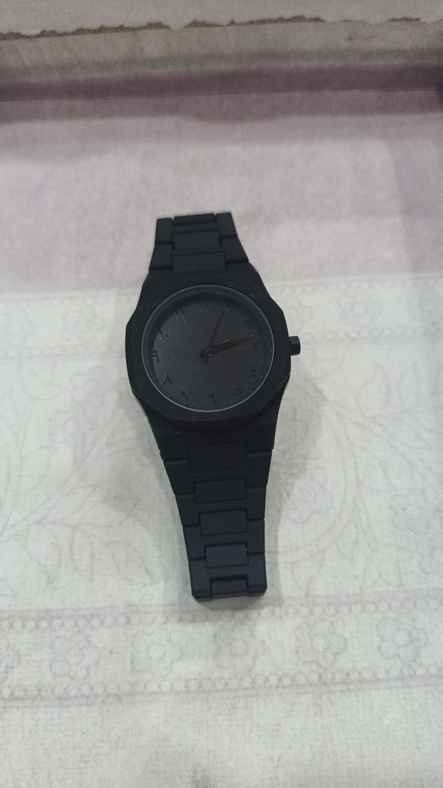 Black Minimalist Analog Wrist Aura Watch